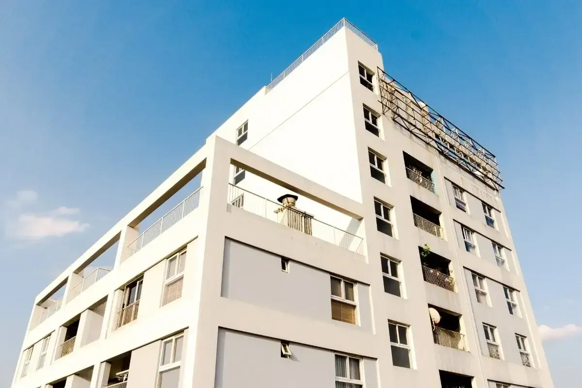 Immeuble d'habitation en copropriété vu en contre-plongée
