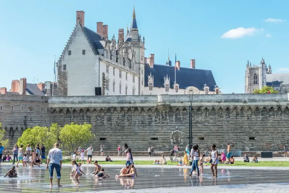 Château des ducs de Bretagne et miroir d'eau à Nantes
